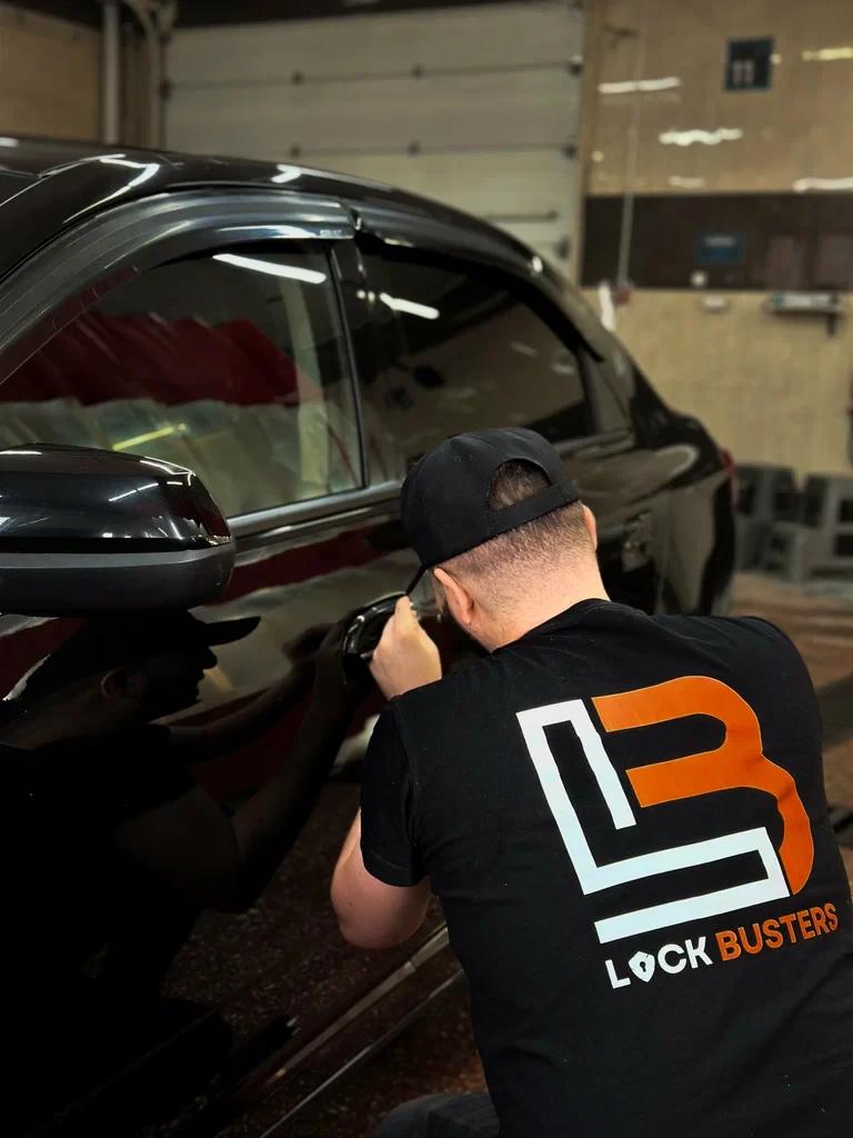 Мастер LockBusters вскрывает замок входной двери